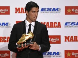 Luis recibió el premio que lo acredita como el delantero más efectivo. AFP / L. Gene