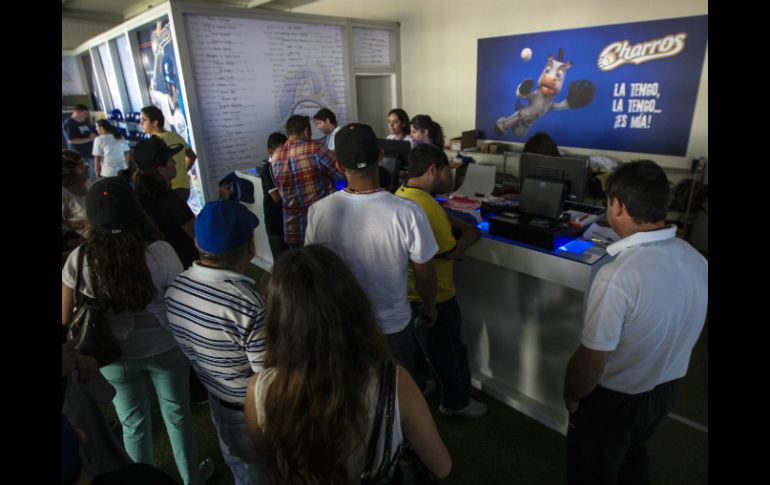 La gente puede comprar diversos artículos que van desde gorras, jerseys, playeras de algodón, llaveros, bates, cojines y mochilas. EL INFORMADOR / F. Atilano.