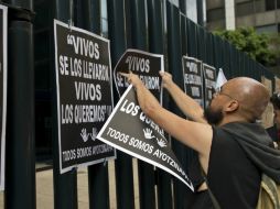 Manifestantes continúan las manifestaciones para exigir la aparición de los 43 normalistas. AFP / O. Torres