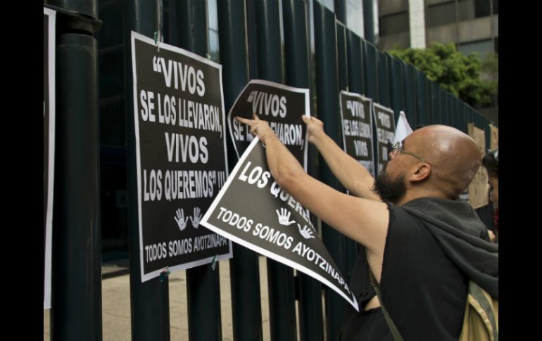 Manifestantes continúan las manifestaciones para exigir la aparición de los 43 normalistas. AFP / O. Torres