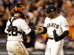 Santiago Casillas (#46) y Buster Posey (#28) celebran la victoria sobre San Luis. AFP /  E. Shaw