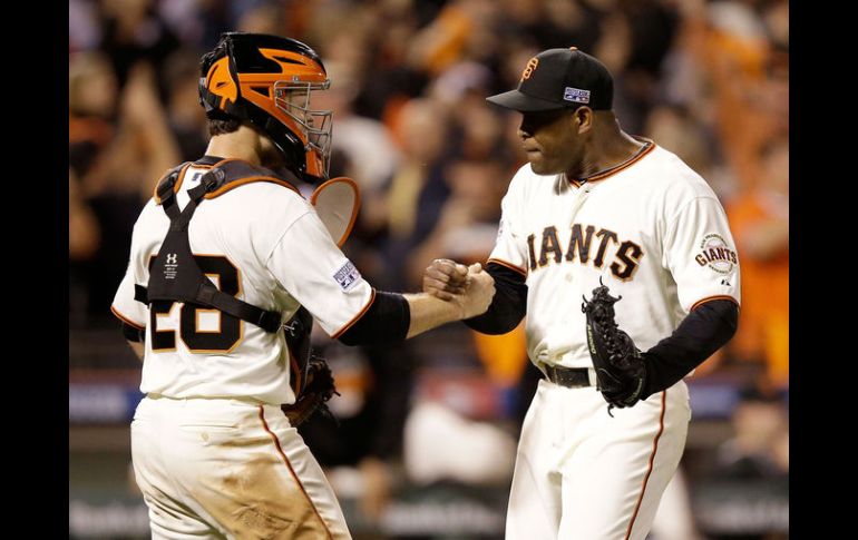 Santiago Casillas (#46) y Buster Posey (#28) celebran la victoria sobre San Luis. AFP /  E. Shaw