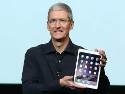 Tim Cook presenta a los asistentes del evento la nueva tableta. AFP / J. Sullivan