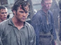 Chris Hemsworth interpreta a Owen Chase, primer oficial del ballenero Essex, hundido por un gigante cachalote. ESPECIAL / Warner Bros.