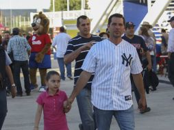 Padres de familia llevan a sus hijos a vivir la experiencia del beisbol en Guadalajara. EL INFORMADOR / F. Atilano.