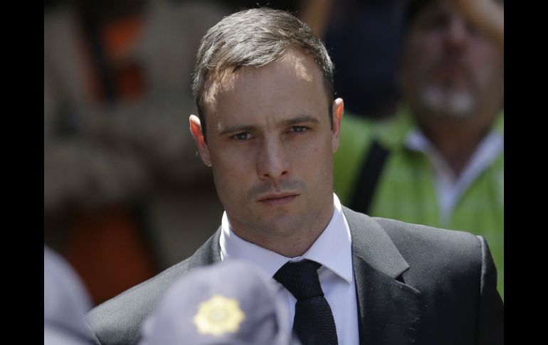 Óscar Pistorius sostiene que mató a su novia por una confusión. AP / T. Hadebe