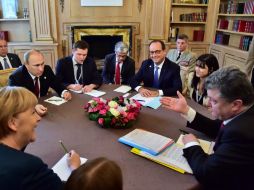 En la reunión entre Putin y Poroshenko (d) también estuvieron presentes Merkel (i) y Hollande. AFP / G. Cacace