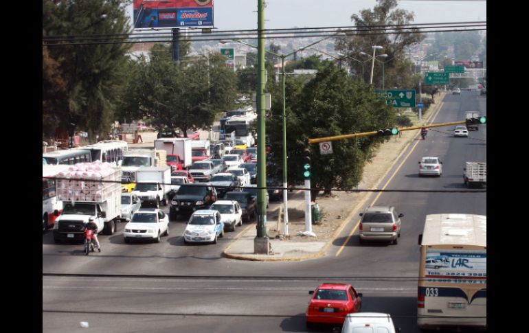 El cuerpo de la fallecida quedó sobre uno de los camellones, a donde acudieron autoridades del Servicio Médico Forense. EL INFORMADOR / ARCHIVO