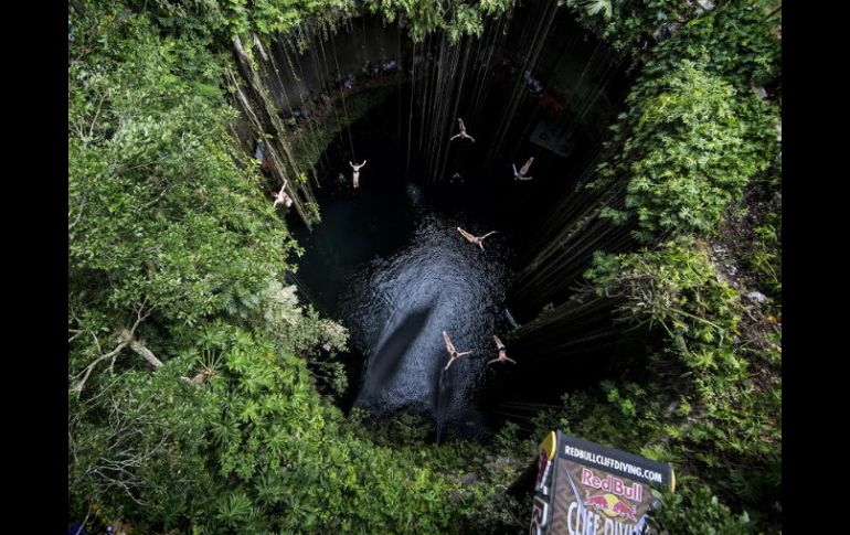 Así luce el cenote Ik Kil, lugar donde se realiza el Red Bull Cliff Diving. ESPECIAL / redbull.com