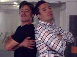 Brad Pitt y Jimmy Fallon mantienen la conversación mediante pasos de baile. YOUTUBE / The Tonight Show