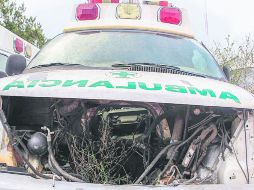 ABANDONADA. Esta ambulancia varada en la Cruz Verde Federalismo sirve de morada a una planta. EL INFORMADOR /  M. Vargas