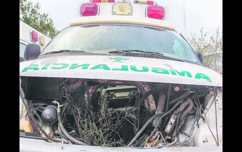 ABANDONADA. Esta ambulancia varada en la Cruz Verde Federalismo sirve de morada a una planta. EL INFORMADOR /  M. Vargas