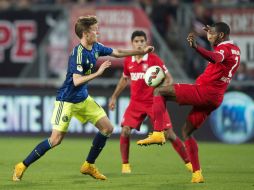 Jugadores del Twente Enschede y Ajax Amsterdam durante el duelo efectuado este sábado en la fecha nueva de la Eredivise. EFE / O. Kraak