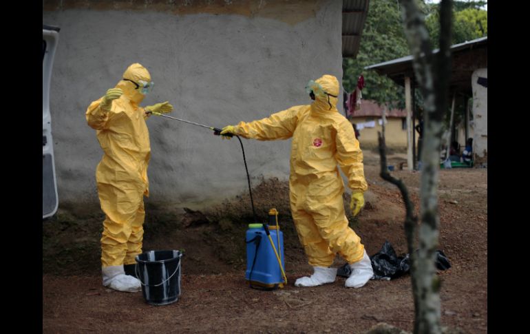 Los trajes serían para que el cuerpo de salud, enfermeras y médicos no se contaminen. AP / J. Delay