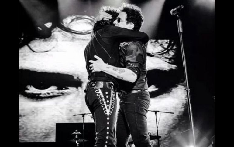 Bunbury y Calamaro cantaron juntos ocho temas con los que deleitaron a los asistentes. TWITTER / @calamarooficial