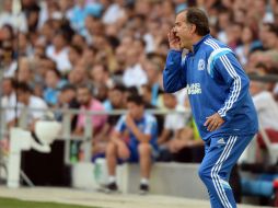 Bielsa reacciona muy enojado y termina por tirar el recipiente de plástico al piso con una patada. AFP / B. Horvat