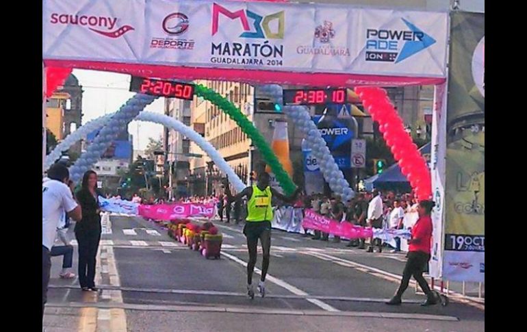 El atleta keniano Hillary Kimaiyo se llevó el triunfo de manera aplastante con un tiempo de 2:20:51. EL INFORMADOR / J. Robles