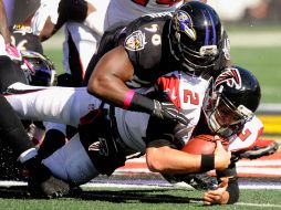 Elvis Dumervil detiene el avance de Matt Ryan en el segundo cuarto. AFP / M. Layton