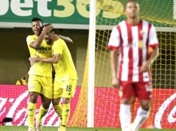 El delantero nigeriano del Villarreal (i) es felicitado por Costa (c) tras marcar ante el Almería. EFE / D. Castelló