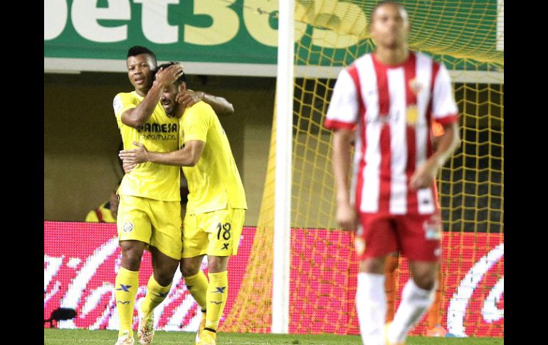 El delantero nigeriano del Villarreal (i) es felicitado por Costa (c) tras marcar ante el Almería. EFE / D. Castelló