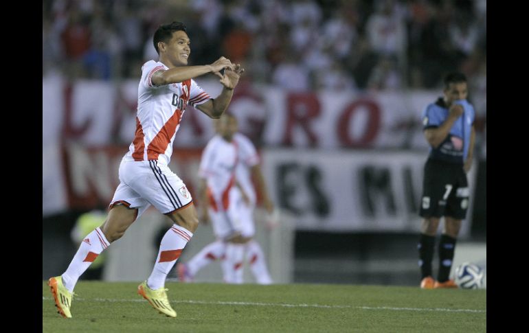 El colombiano Teófilo Gutiérrez, goleador líder de la temporada, celebra su segundo gol en contra de Belgrano. AFP / A. Pagni