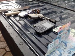 Elementos de seguridad decomisaron armas, celulares y dinero a quien perpetraba el asalto. EL INFORMADOR /