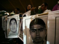 Familiares y amigos de los 43 desaparecidos esperan noticias sobre la investigación. AP / M. Ugarte