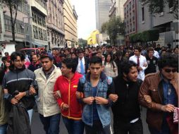 Los jóvenes realizaron varias paradas antes de entregar el documento. SUN / ARCHIVO