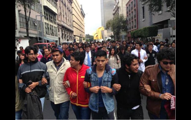 Los jóvenes realizaron varias paradas antes de entregar el documento. SUN / ARCHIVO