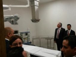 Héctor Robles (d) asegura que la nueva Cruz Verde cuenta con servicios que otras unidades médicas de este tipo no ofrecen. EL INFORMADOR / V. Meléndez