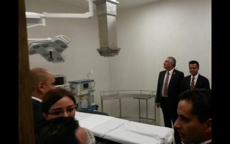 Héctor Robles (d) asegura que la nueva Cruz Verde cuenta con servicios que otras unidades médicas de este tipo no ofrecen. EL INFORMADOR / V. Meléndez