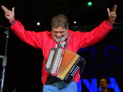 Subió al escenario con una chamarra roja abriendo las manos en señal de cariño. NTX / N. Tavira