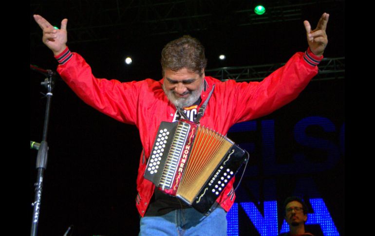 Subió al escenario con una chamarra roja abriendo las manos en señal de cariño. NTX / N. Tavira