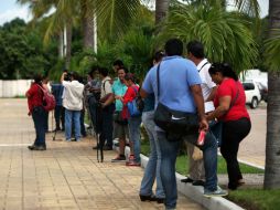 Medios de comunicación esperan a las fueras del hotel donde sería la reunión entre autoridades y padres de normalistas. SUN / J. Serratos