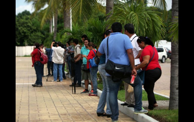 Medios de comunicación esperan a las fueras del hotel donde sería la reunión entre autoridades y padres de normalistas. SUN / J. Serratos