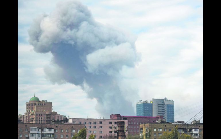 Panorama. El humo se eleva después de los bombardeos en la ciudad de Donetsk, en el Este de Ucrania. AP /