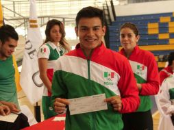 Los primeros en recibir las becas fueron los clavadistas Rodrigo Diego López y Alejandra Orozco. TWITTER / @CODEJALISCO