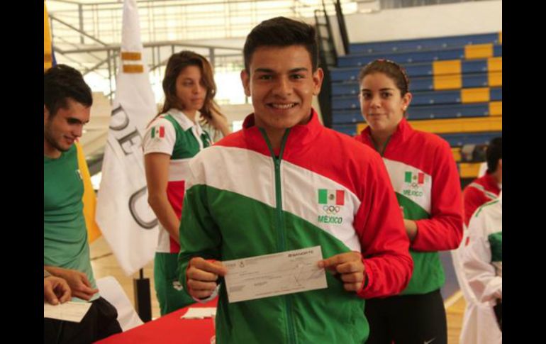 Los primeros en recibir las becas fueron los clavadistas Rodrigo Diego López y Alejandra Orozco. TWITTER / @CODEJALISCO