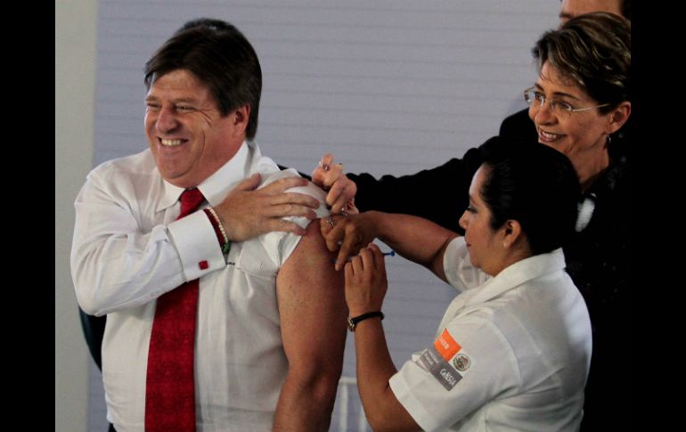 El director técnico recibe la vacuna en el evento celebrado en las instalaciones de la dependencia. NTX / G. Granados