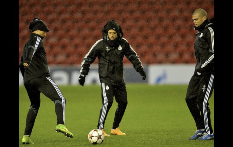 Cristiano Ronaldo (i), Javier 'Chicharito' Hernández y Pepe (d) durante el entrenamiento del Real Madrid. EFE / P. Powell