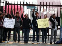 En Zacatenco, estudiantes de diversas escuelas intercambian acusaciones por la forma de proceder al negociar con Gobernación. SUN / J. Cabrera