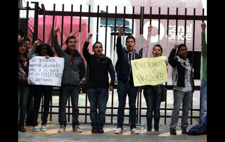 En Zacatenco, estudiantes de diversas escuelas intercambian acusaciones por la forma de proceder al negociar con Gobernación. SUN / J. Cabrera