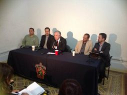 El rector de CULagos, Armando Zacarías Castillo (c) en conferencia de prensa. TWITTER / @CULagos_UdeG