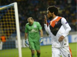 Luiz Adriano es el segundo jugador que anota cinco goles en un juego de Champions, el primero fue Messi en 2012. AP / S. Grits