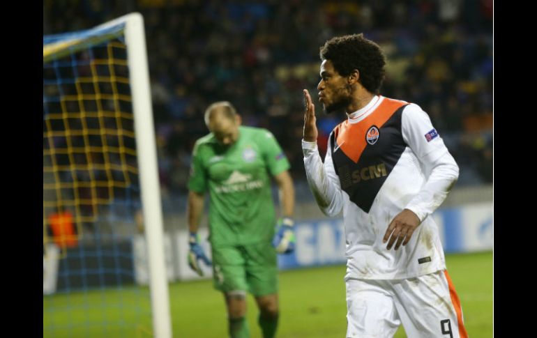 Luiz Adriano es el segundo jugador que anota cinco goles en un juego de Champions, el primero fue Messi en 2012. AP / S. Grits