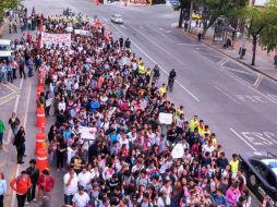 El contingente que partió de La Normal se detuvo por unos momentos bajo el puente peatonal. EL INFORMADOR / G. Jáuregui