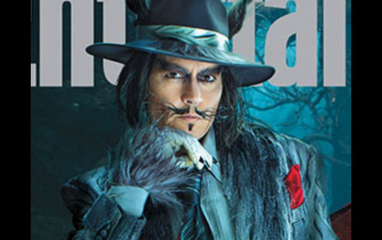 Johnny Depp aparece en la primera imagen oficial de el Lobo Feroz delante de Lilla Crawford como Caperucita Roja. ESPECIAL / ew.com