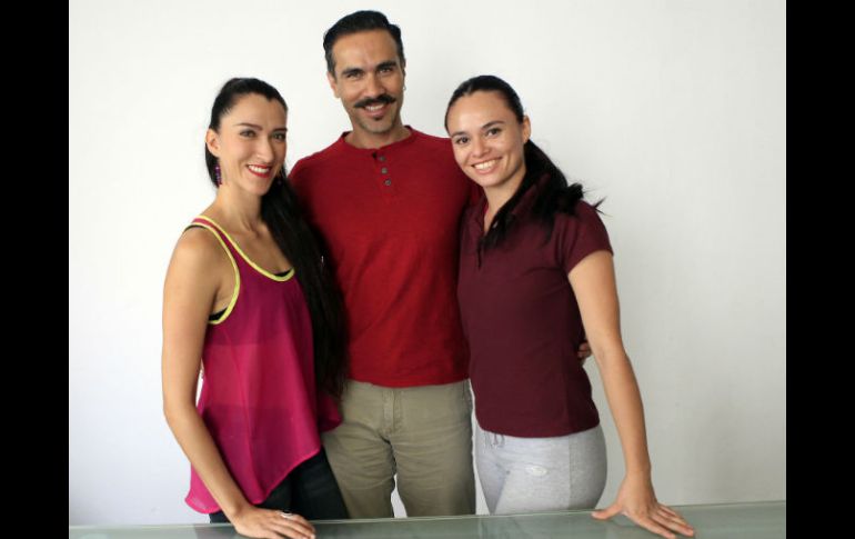 Rafael Carlín, junto a las bailarinas Graeli López y Lizbeth Almanza. EL INFORMADOR / M. Vargas