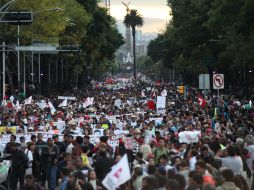 Estudiantes y organizaciones sociales marchan en la Ciudad de México para pedir la aparición de los 43 normalistas. SUN / A. Ojeda