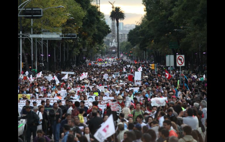 Estudiantes y organizaciones sociales marchan en la Ciudad de México para pedir la aparición de los 43 normalistas. SUN / A. Ojeda